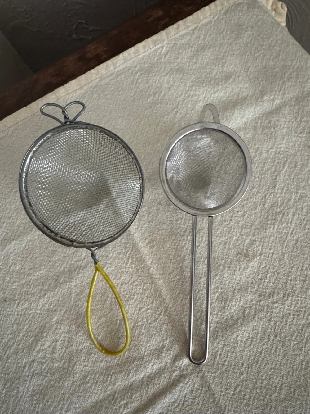 Set of 2 Mesh Strainers with Long Handles - Silver and Yellow
